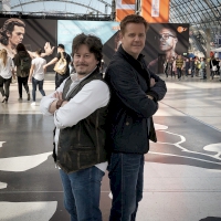 Vorschaubild: Friedrich Kalpenstein gemeinsam Rücken an Rücken mit dem Schauspieler und Sprecher Robert Frank. Robert Frank liest die meisten Hörbücher von Friedrich Kalpenstein