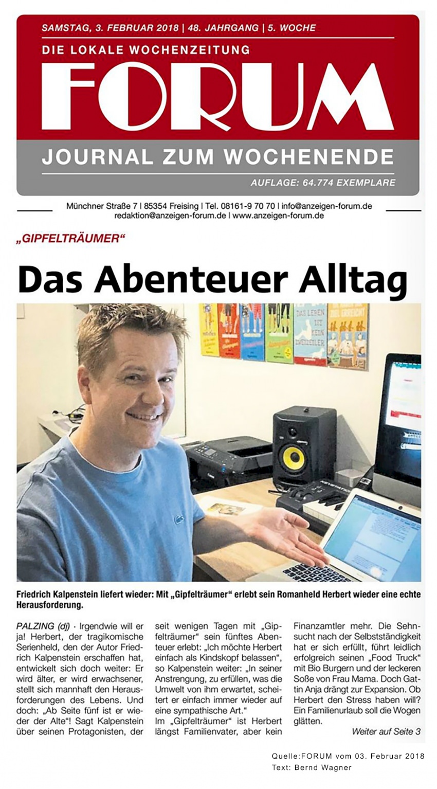 Artikel aus dem Freisinger Forum über den Autor Friedrich Kalpenstein. Auf dem Bild sitzt der Autor an seinem Schreibtisch und deutet auf den Bildschirm seines Computers.