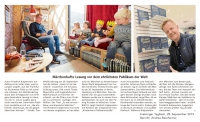 Vorschaubild: Zeitungsartikel aus dem Freisinger Tagblatt vom 28.09.2019. Über dem Bericht sind zwei Bilder zu sehen. Bild 1: Friedrich Kalpenstein sitzt in einem Knusperhäuschen in einem Sessel und liest Kindern aus einem Märchenbuch vor. Bild 2: Kalpenstein vor einem Regal voller Märchenbücher in einer Buchhandlung.