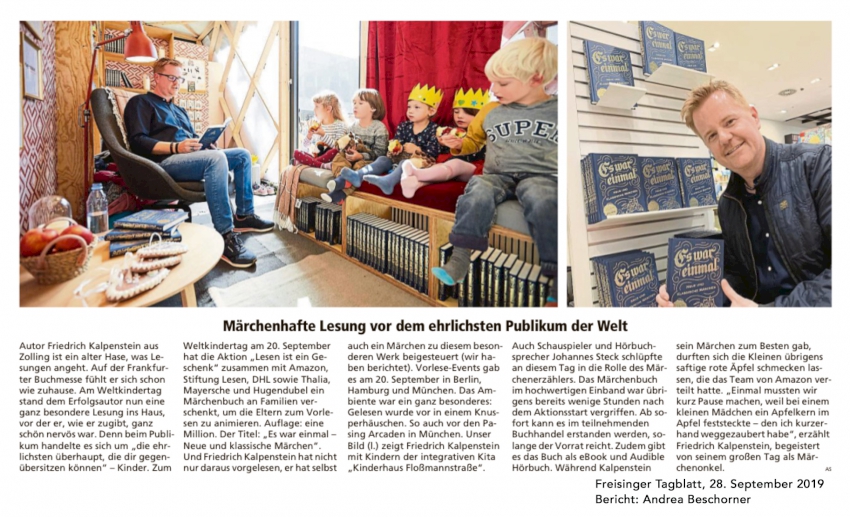 Zeitungsartikel aus dem Freisinger Tagblatt vom 28.09.2019. Über dem Bericht sind zwei Bilder zu sehen. Bild 1: Friedrich Kalpenstein sitzt in einem Knusperhäuschen in einem Sessel und liest Kindern aus einem Märchenbuch vor. Bild 2: Kalpenstein vor einem Regal voller Märchenbücher in einer Buchhandlung.