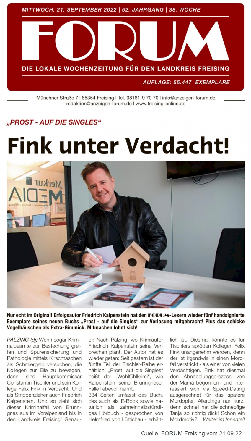 Titelseite des Forum Freising vom 21.09.22. Zu sehen ist Friedrich Kalpenstein beim Signieren eines Buches aus der Tischler-Reihe in der Freisinger Redaktion.