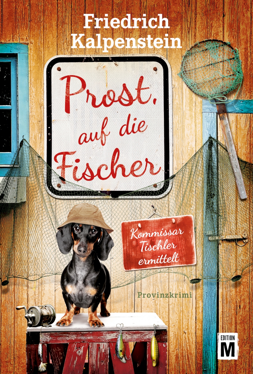 Auf dem Cover des 12. Teils der Tischler-Reihe ist die Dackeldame Resi mit einem Fischerhut zu sehen. Hinter ihr hängt ein Fischernetz an der Holzwand einer Fischerhütte. Sie steht auf einem Tisch.